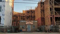 Pemilik salon ini pun menolak menjual propertinya kepada pengembang apartemen. Istimewa/Boredpanda.