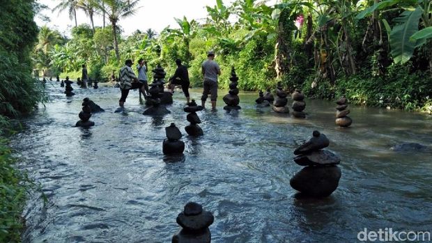 99 Batu Bersusun Kembali Muncul di Sungai Cidahu Sukabumi