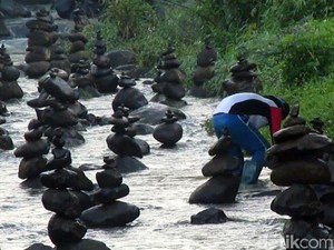 Hanya Dalam Satu Menit, Rahmat Susun Batu di Sungai Cidahu