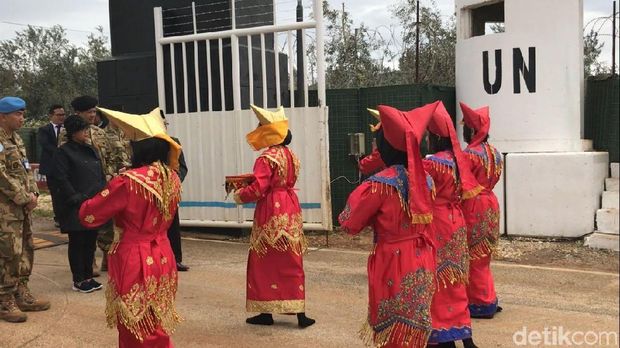 Tari Pasambahan menyambut Menlu Retno yang tiba di Indobatt