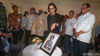 Tak ketinggalan, barang-barang lain seperti sepatu yang dilelang oleh Wakil Presiden Jusuf Kalla (JK) dan Sang istri Mufidah Jusuf Kalla juga ikut dilihat Sri Mulyani dan Budi Karya Sumadi. Usai melihat barang-barang lelang, tak lama acara pun dimulai.