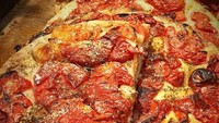 Pizza saus tomat ini terbuat dari tomat yang tampilannya mulai layu. Meski begitu, pizza ini masih aman untuk dikonsumsi dan rasanya tetap enak! Foto: Instagram @uglyproduceisbeautiful