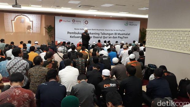 Usai Salat, Ribuan Jemaah Yusuf Mansur Buka Tabungan Bank Muamalat
