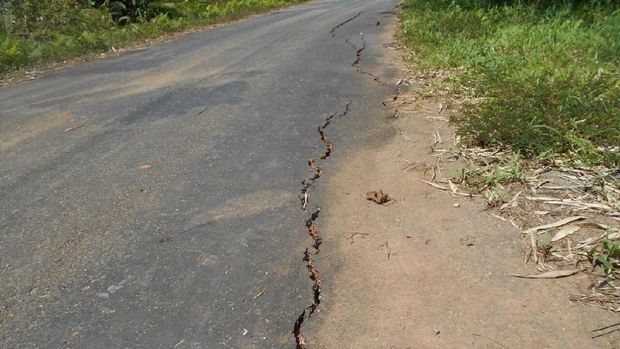 Ada Gempa, Jalan Trans Papua Retak-retak