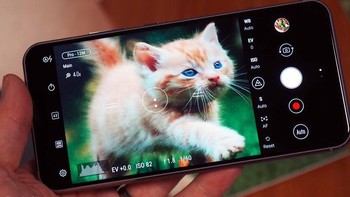 Antarmuka kamera dari Zenfone 5. Asus masih mempertahankan fitur manual untuk kebutuhan fotografinya. (foto: pocket-lint)