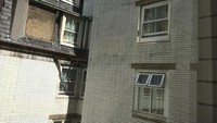 Seorang pria dengan nama akun Frumplestone menginap di Strand Palace Hotel di London. Pemdangannya hanya jendela dari gedung sebelah. (Imgur)