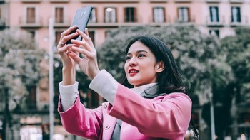 Asyiknya, kita juga bisa berkreasi membuat avatar wajah kita sendiri dengan mengubah-ubah tone kulit, gaya rambut dan pakaian sesuai keinginan kita. Foto: samsung