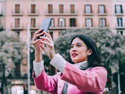 Kala Dian Sastro Berkencan dengan Galaxy S9+