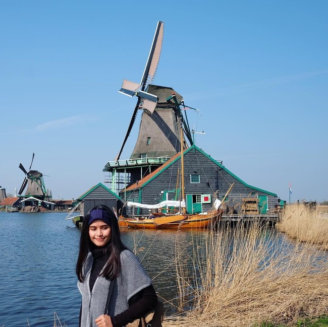 Karena profesinya sebagai pramugari, ia pun kerap mengunjungi berbagai tempat di dunia. Foto: Instagram