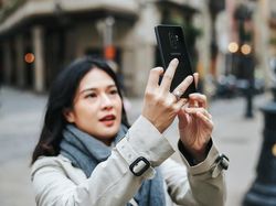 Kala Dian Sastro Berkencan dengan Galaxy S9+