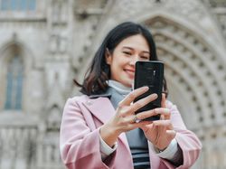 Kala Dian Sastro Berkencan dengan Galaxy S9+