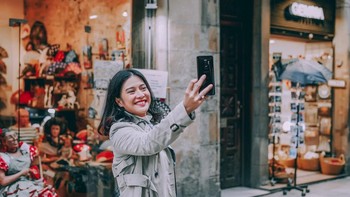  Fitur lainnya yang tak kalah menarik adalah AR Emoji. Berbekal teknologi Augmented Reality (AR) dan Intelligent Scan pada kamera depannya, kita bisa menampilkan wajah kita dalam wujud animasi. Foto: samsung
