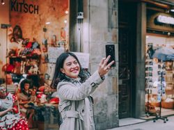 Kala Dian Sastro Berkencan dengan Galaxy S9+