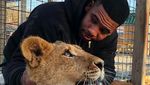 Foto: Kenalan Lebih Dekat Sama Si Pria yang Gendong Komodo