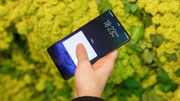 Jadi ketika membuka layar, cukup menempelkan jari di area tersebut. Foto: Cnet