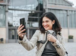 Kala Dian Sastro Berkencan dengan Galaxy S9+