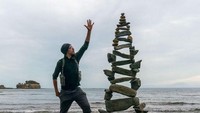 Gaya Michael Grab dengan hasil karya rock stackingnya. Foto: Instagram Gravity Glue