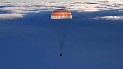 Foto: Detik-detik Pendaratan Soyuz MS-06 yang Bawa Pulang 3 Astronot