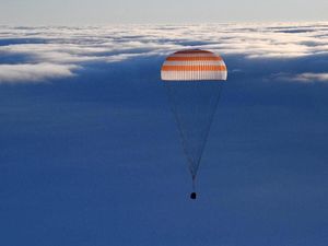 Foto: Detik-detik Pendaratan Soyuz MS-06 yang Bawa Pulang 3 Astronot