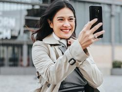 Kala Dian Sastro Berkencan dengan Galaxy S9+