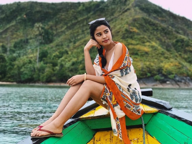 Pemilik nama lengkap Rizka Agata Danijaya yang memiliki wajah jelita ini disebut-sebut mirip pemain film Perahu Kertas Maudy Ayunda. Foto: Instagram