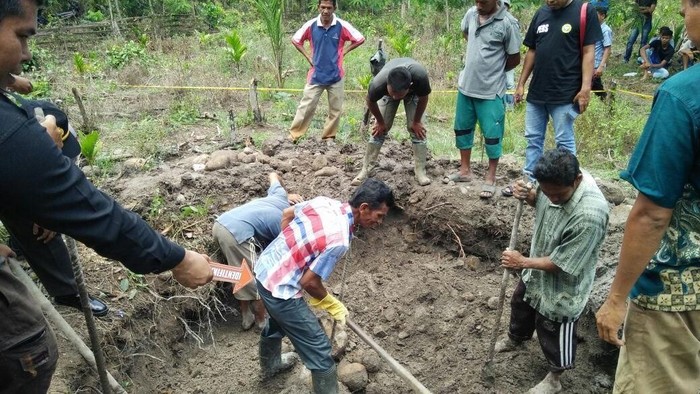 Gali Sumur Tua, Warga Aceh Temukan Tulang Manusia
