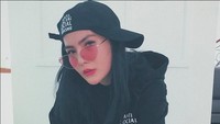 Angela memiliki lebih dari 600 ribu pengikut di Instagram. Dia pun kerap diendorse oleh online shop. Sosoknya yang cantik membuatnya sering dipuji di media sosial. Foto: Instagram Angela Lee