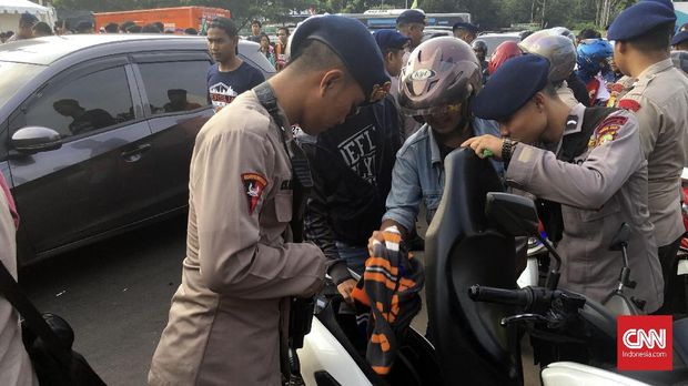 Suporter di laga Persija vs Persib akan melewati empat lapis penjagaan.