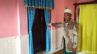 Penjaga Keramat Makam Nyi Ratu Mas Gandasari, Wanda (62) bercerita dulu banyak pembesar keraton atau padepokan, dan orang sakti yang kepincut dengan kecantikan Gandasari. (Sudirman/detikTravel)