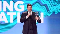 Selain Totti, peraih gelar diskresional lainnya adalah J.J. Watt. Pemain bertahan Houston Texans ini dianugerahi Sporting Inspiration Award atas upaya penggalangan dana untuk korban dan penyintas bencana badai Harvey. (Foto: Stuart C. Wilson/Getty Images for Laureus)