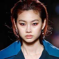 Kelopak mata dibiarkan clear, namun bawah mata berwarna. Hal itulah yang terlihat di fashion show Roberto Cavalli. Model tampil dengan eyeshadow merah di bawah mata dan dibentuk efek seperti eyeliner cat-eye di bawah matanya.  Foto: Getty Images