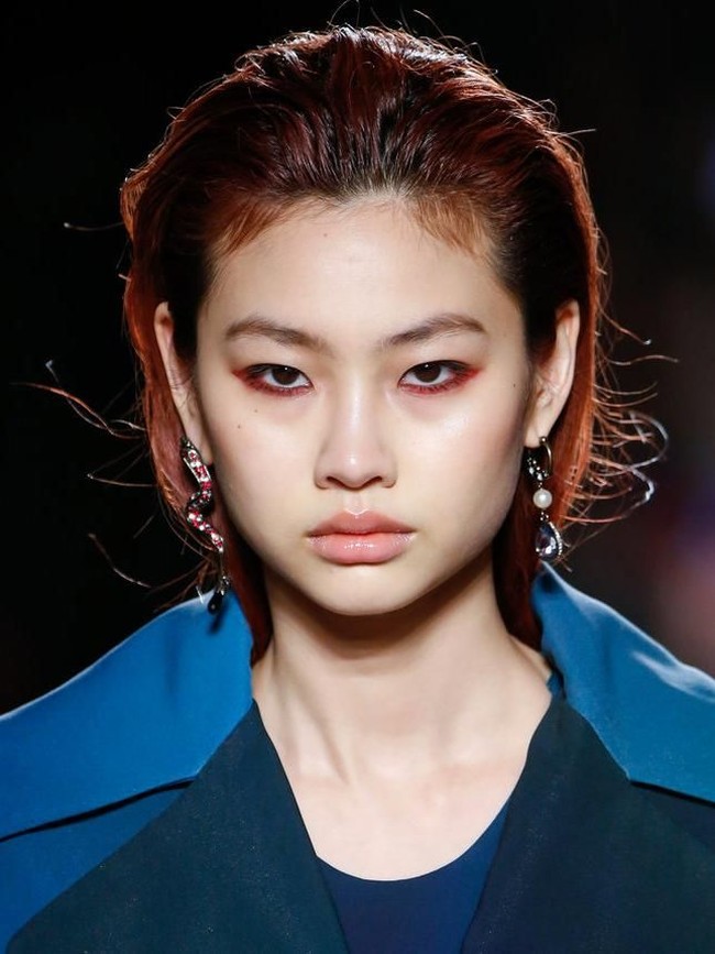 Kelopak mata dibiarkan clear, namun bawah mata berwarna. Hal itulah yang terlihat di fashion show Roberto Cavalli. Model tampil dengan eyeshadow merah di bawah mata dan dibentuk efek seperti eyeliner cat-eye di bawah matanya.  Foto: Getty Images
