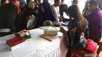 Warga yang antre di meja pendaftaran menyerahkan sejumlah data berupa fotokopi Kartu Keluarga (KK) dan Nomor Pokok Wajib Pajak (NPWP).