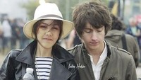 Selain bersama Adipati Dolken, Vanesha Prescilla juga jalan bareng sama Alex Turner Artic Monkeys lho! (Dok. Instagram/indra.hakim)