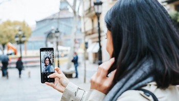 Bedanya, di Galaxy S9+ diafragma itu berguna untuk mode pemotretan tele dan wide karena memiliki dua kamera utama 12 MP. Foto: samsung