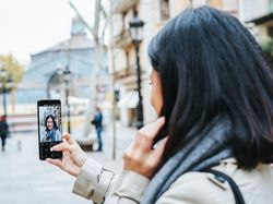 Kala Dian Sastro Berkencan dengan Galaxy S9+