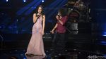 Aksi Nyeker Sophia Latjuba saat Duet Bareng Slank