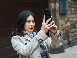 Kala Dian Sastro Berkencan dengan Galaxy S9+