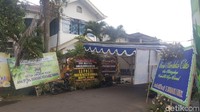Karangan bunga dari mantan Kapolri Jenderal (Purn) Bambang Hendarso Danuri hingga Kapolri Jenderal Tito Karnavian terpampang di rumah duka Perum Bukit Dieng Blok MB9, Pisangcandi, Sukun, Kota Malang. (Foto: M Aminudin/detikcom)
