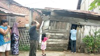 Kondiri rumah Dewi sebelum dibedah rumah oleh TNI.