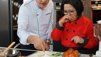 Sebagai chef, Chef Chandra pastilah sering melakukan demo masak. Kali ini ia memasak bersama praktisi kuliner legendaris yakni Sisca Soewitomo. Wah masak apa tuh, kok seru banget? Foto: Instagram