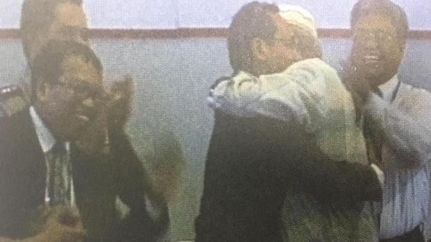 KH Wahab Palkoke dan Pendeta Hendriks berangkulan dalam perundingan damai Ambon