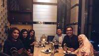 Bersama dengan sang ibunda, Robby Purba sedang menikmati makanan enak untuk merayakan ulang tahun salah satu kerabatnya di Akira Back Jakarta.  Foto: Instagram @robbypurba