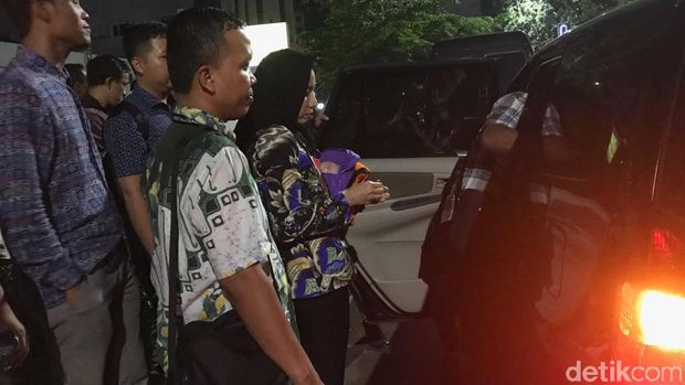 Bupati Kukar nonaktif Rita Widyasari (berkerudung) saat pindah ke mobil operasional KPK