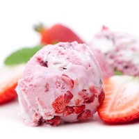 Suka es krim rasa stroberi? Berarti kamu pribadi yang introvert. Menurut penelitian Alan Hirsch lagi, pencinta es krim stroberi juga punya rasa toleransi yang tinggi, setia, logis dan bijaksana. Foto: Thinkstock