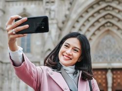 Kala Dian Sastro Berkencan dengan Galaxy S9+