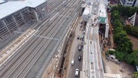 Untuk pemasangan rel, saat ini sudah terpasang 4.700 meter yang terbentang dari Lebak Bulus hingga HI.
