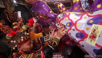 Satu per satu replika naga secara bergiliran masuk ke Klenteng Kwan Tie Bo di Pontianak untuk dilakukan ritual Naga Buka Mata oleh seorang suhu.
