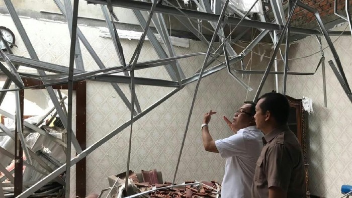 Waduh! Atap Rumah Dinas Bupati di Sumsel Runtuh