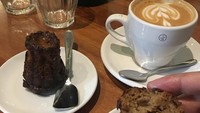 Dilengkapi dengan canele, secangkir cappuccino hangat terasa lengkap! Foto: Instagram @triawanmunaf